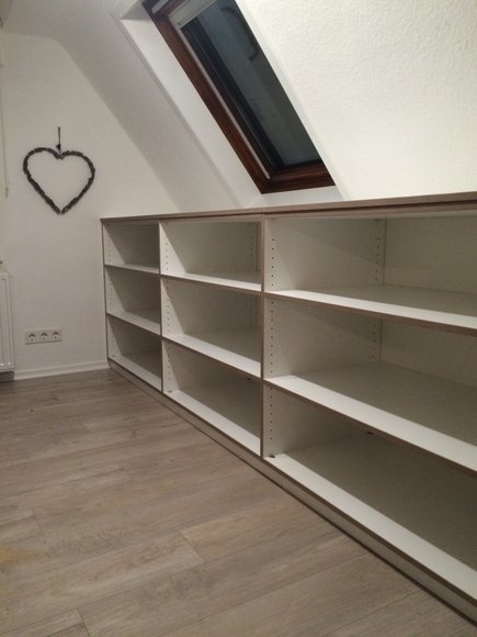 Regal aus Holz passend unter der Dachschräge