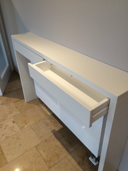 Möbelkonsole über die Heizung