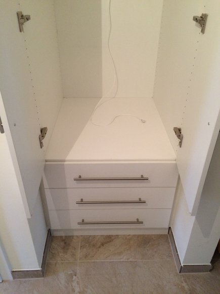 Dielenschrank geöffnet Innen mit Schublade