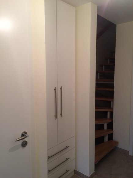 weißer Dielenschrank aus Holz