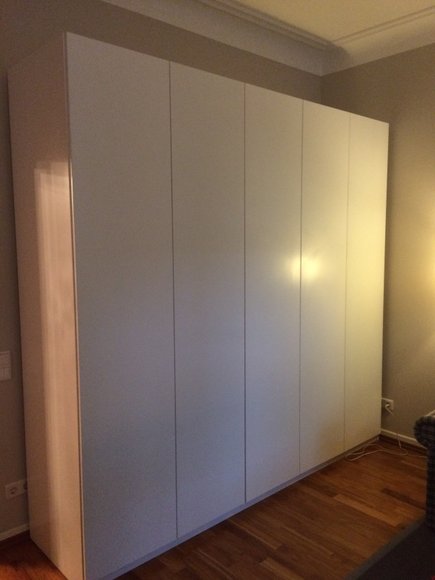 Kleiderschrank mit weißen Türen