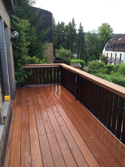 Bangkirai auf dem Balkon