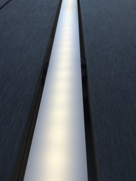 LED-Lichtleiste in der Terrasse