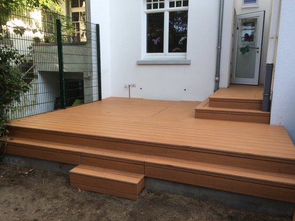 Terrasse und Stufen aus WPC-Dielen