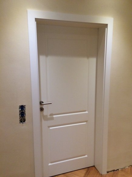 Einbau von weißen Innentüren